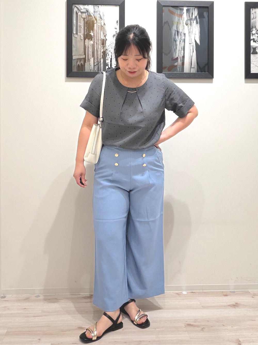 グレー系のシャツ/ブラウス、ブルー系のその他パンツ、ホワイト系のショルダーバッグを着用したレディースの夏コーディネートの1枚目の写真