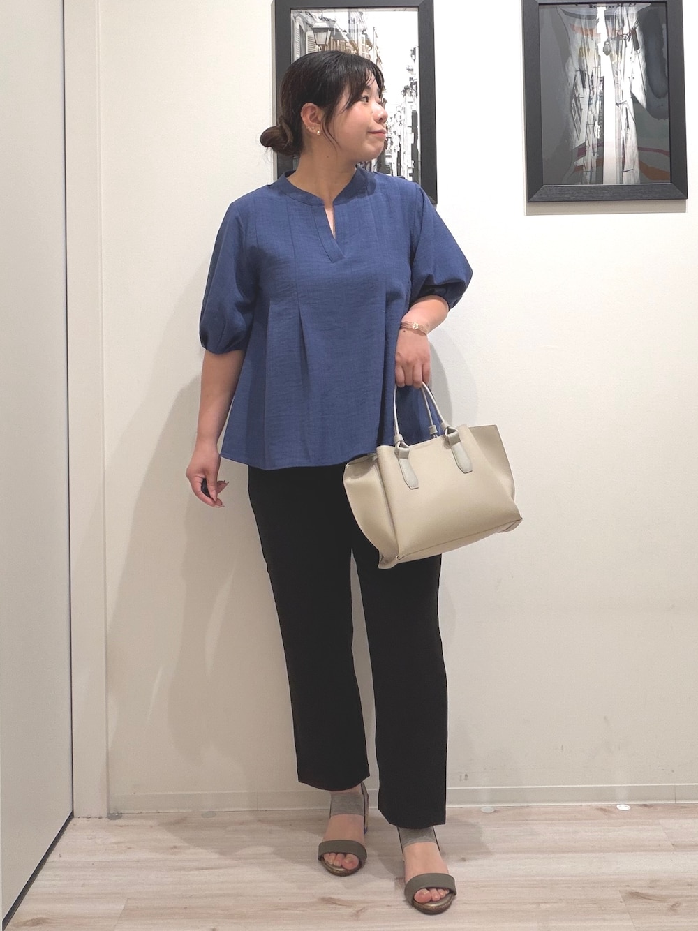 ブルー系のシャツ/ブラウス、ブラック系のその他パンツ、グレー系のトートバッグを着用したレディースの夏コーディネートの1枚目の写真
