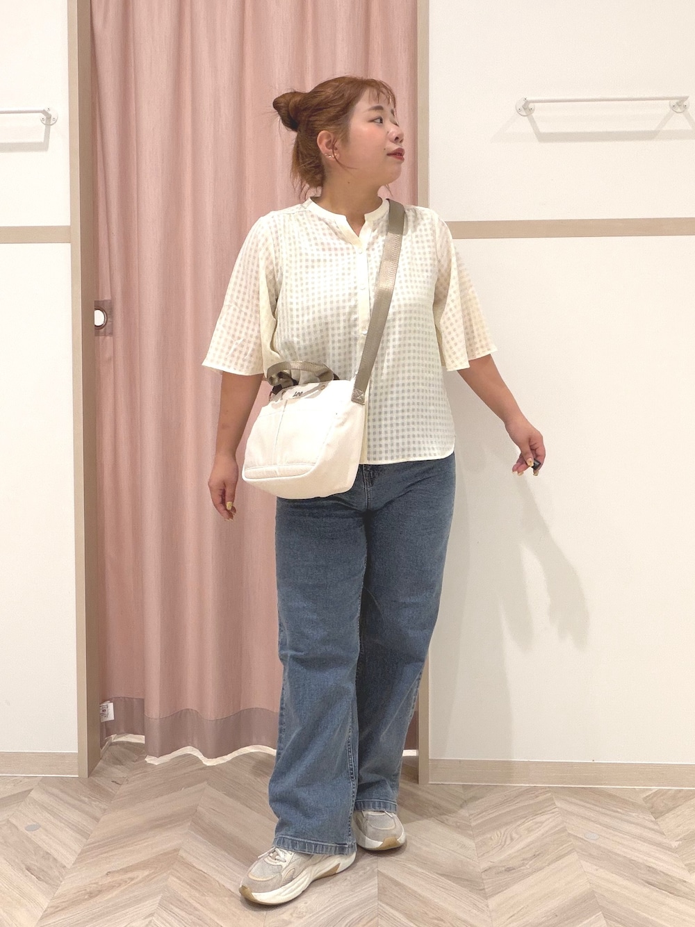 ゴールド系のタンクトップ、ホワイト系のシャツ/ブラウス、ブルー系のデニムパンツを着用したレディースの夏コーディネートの1枚目の写真