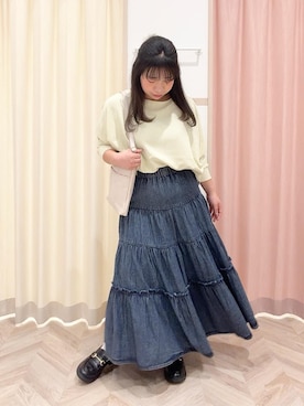 「SHOO・LA・RUE（シューラルー）の【ライトオンスデニム/S-LL】女性らしさをプラスする ティアードデニムロングスカート（デニムスカート、ブルー系）」を使った、まちゃんなちゃんさん（レディース・158cm）の春コーディネート