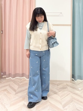 「SHOO・LA・RUE（シューラルー）の【S-LL/洗濯機可】気軽にレイヤード 前開きざっくりニットベスト（ベスト、ホワイト系）」を使った、まちゃんなちゃんさん（レディース・158cm）の春コーディネート