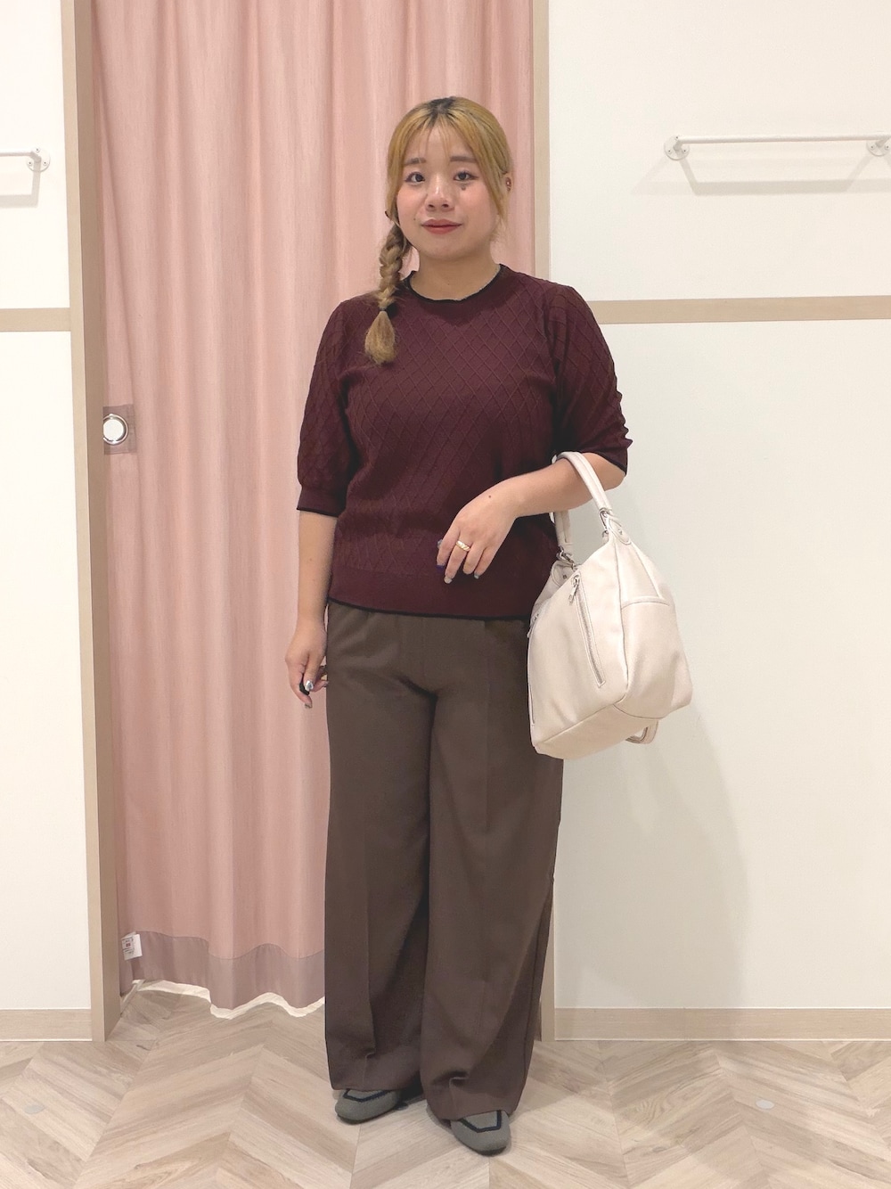 レッド系のニット/セーター、ブラウン系のその他パンツ、ブラック系のその他シューズを着用したレディースの夏コーディネートの1枚目の写真