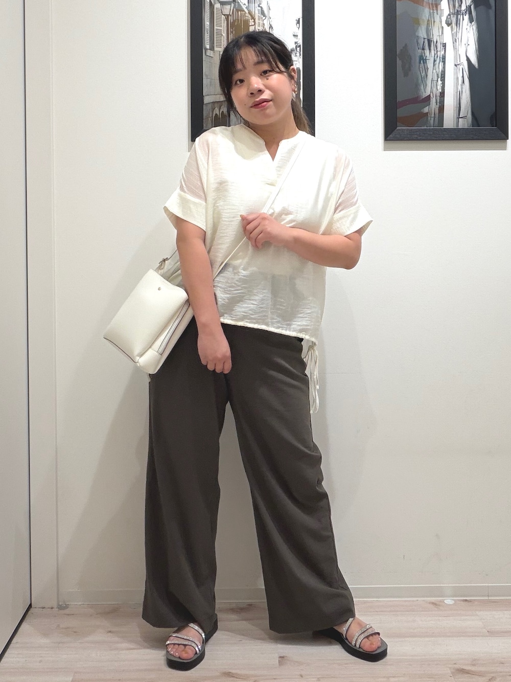 ホワイト系のタンクトップ、ホワイト系のシャツ/ブラウス、ブラウン系のその他パンツを着用したレディースの夏コーディネートの1枚目の写真