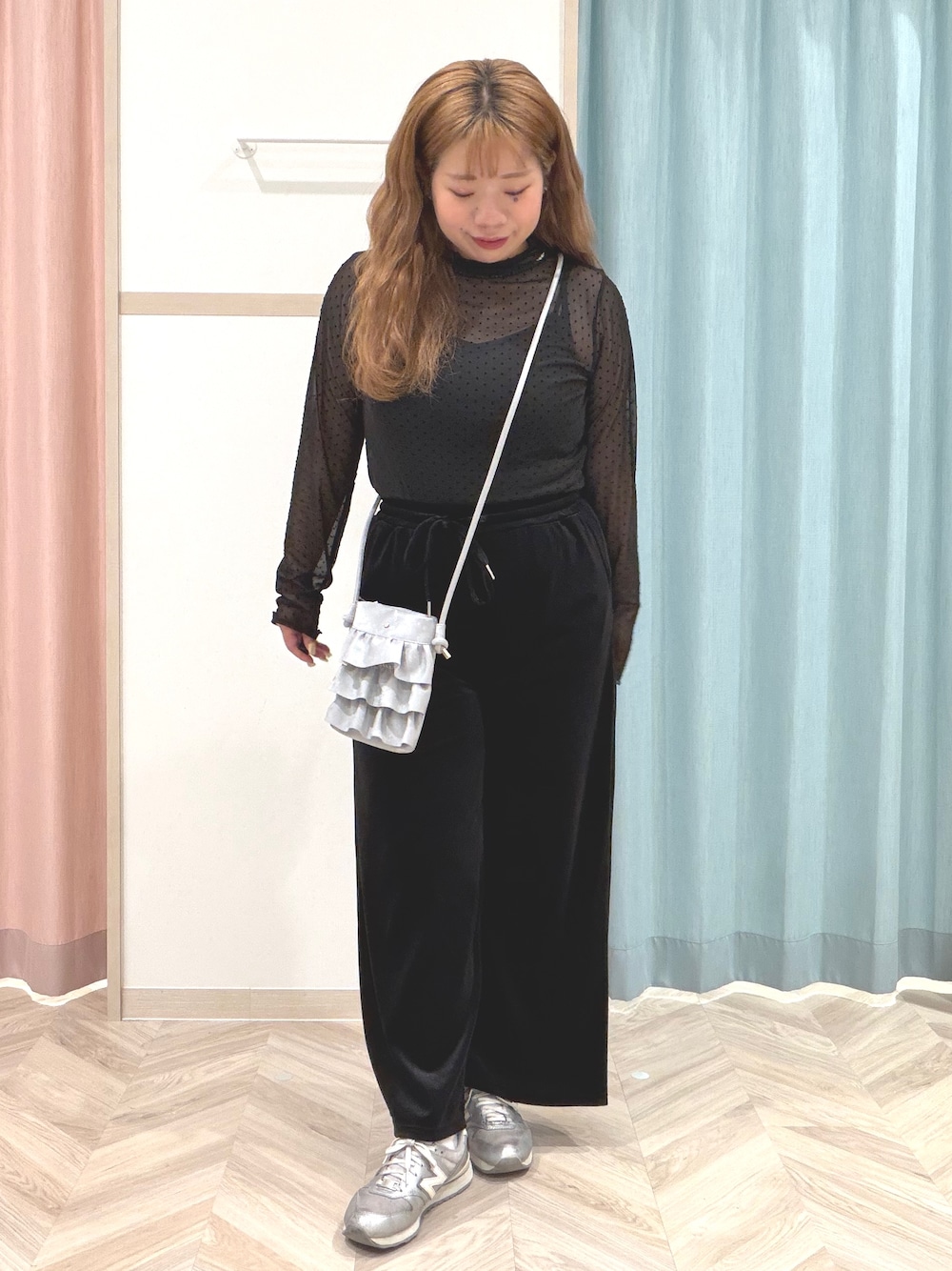ブラック系のTシャツ/カットソー、ブラック系のその他パンツ、グレー系のショルダーバッグを着用したレディースの秋コーディネートの1枚目の写真