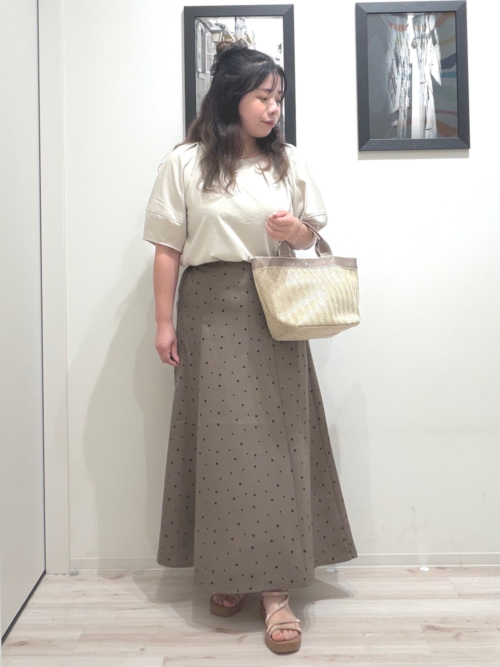ベージュ系のシャツ/ブラウス、ブラウン系のスカート、ベージュ系のサンダルを着用したレディースの夏コーディネートの1枚目の写真