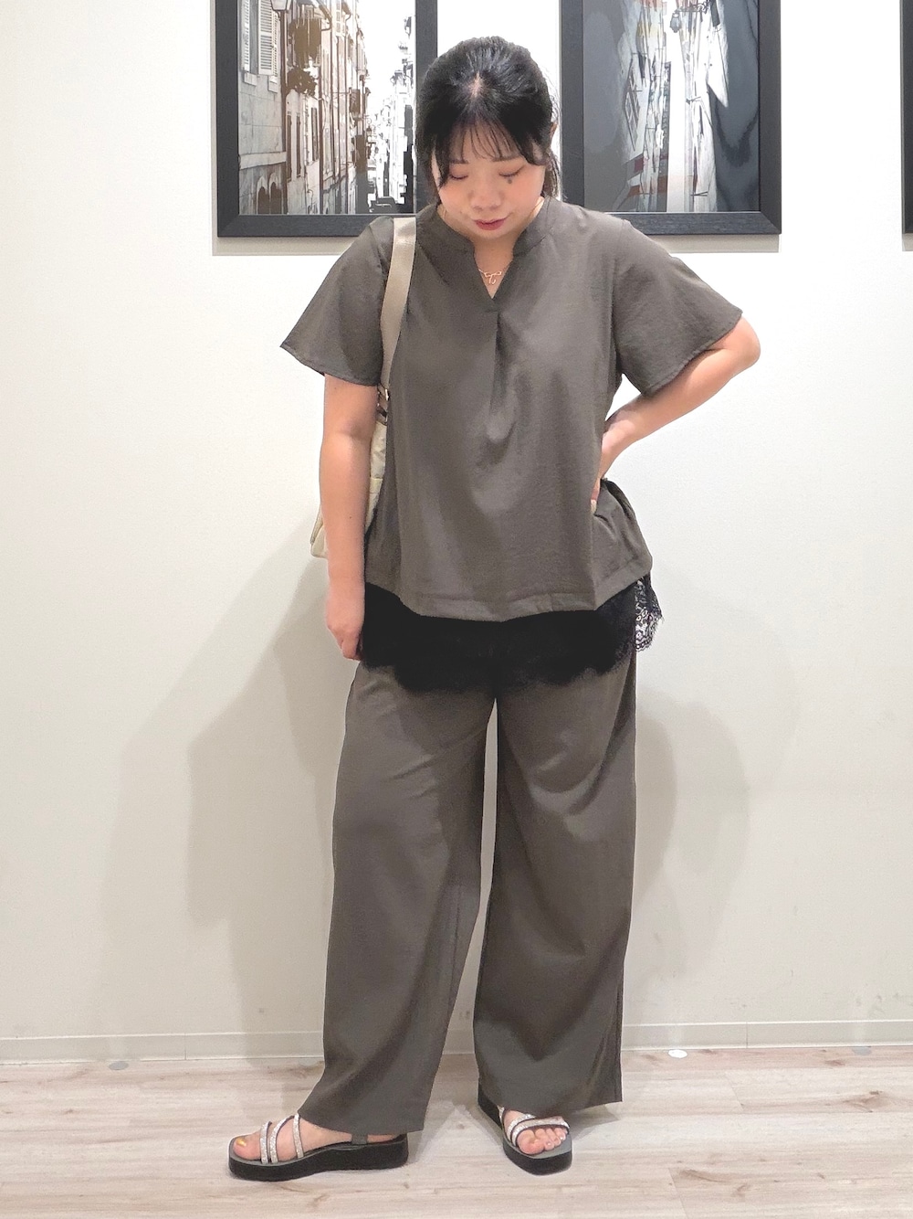 ブラウン系のシャツ/ブラウス、ブラウン系のその他パンツ、グレー系のサンダルを着用したレディースの夏コーディネートの1枚目の写真
