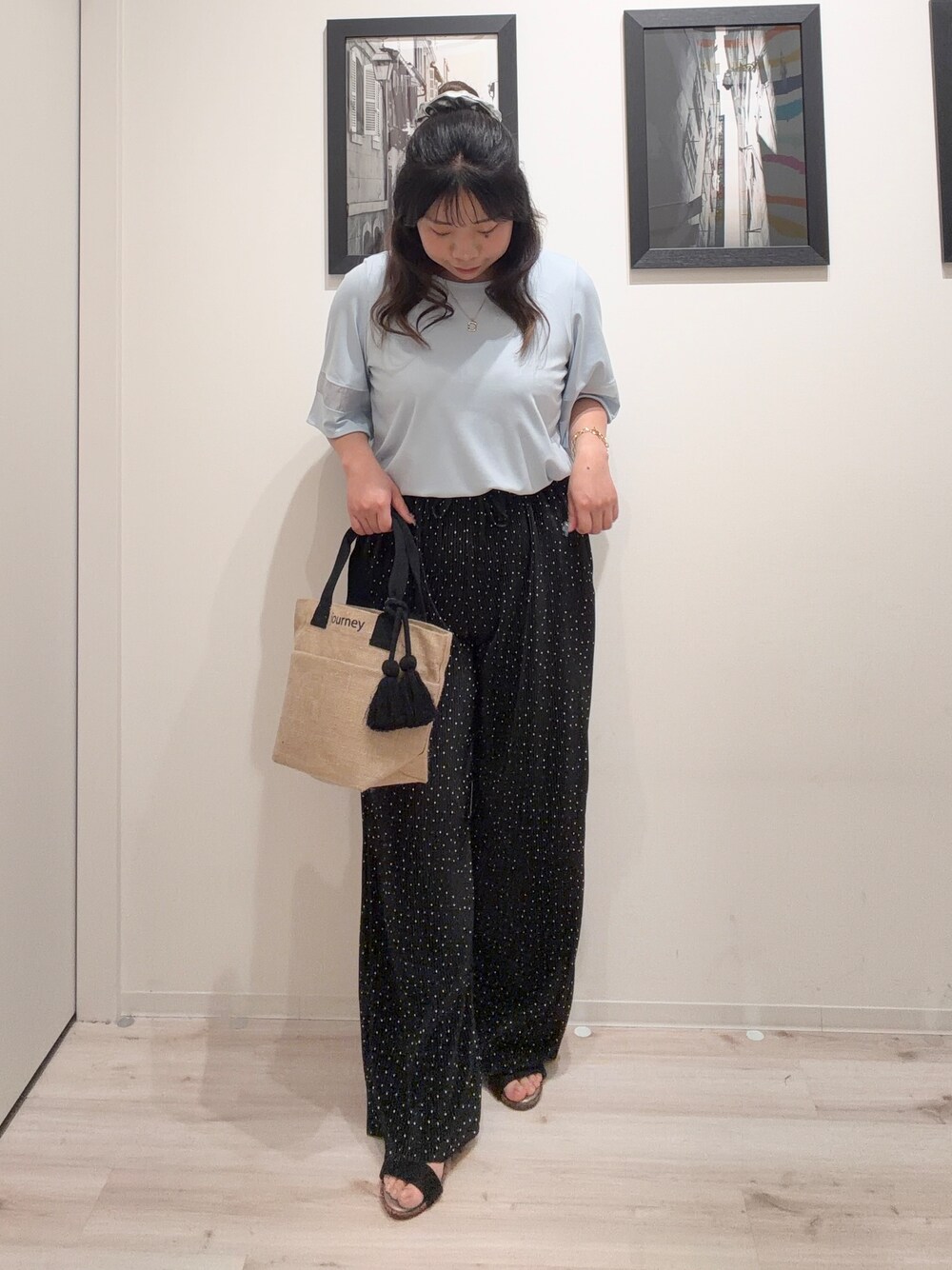 ブラック系のその他パンツ、ブラック系のサンダル、ブラック系のトートバッグを着用したレディースの春コーディネートの1枚目の写真