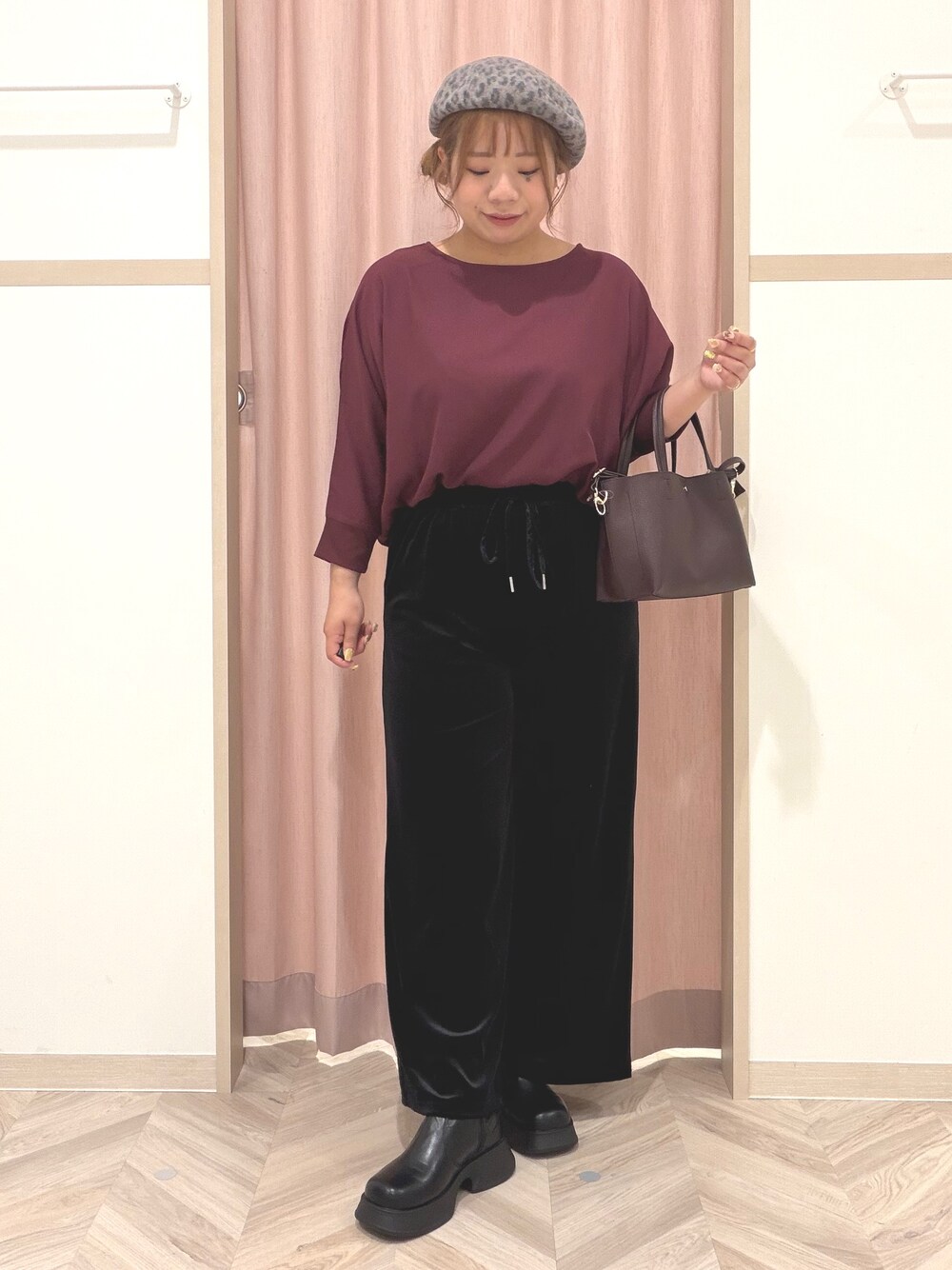 レッド系のシャツ/ブラウス、ブラック系のブーツ、レッド系のトートバッグを着用したレディースの秋コーディネートの1枚目の写真