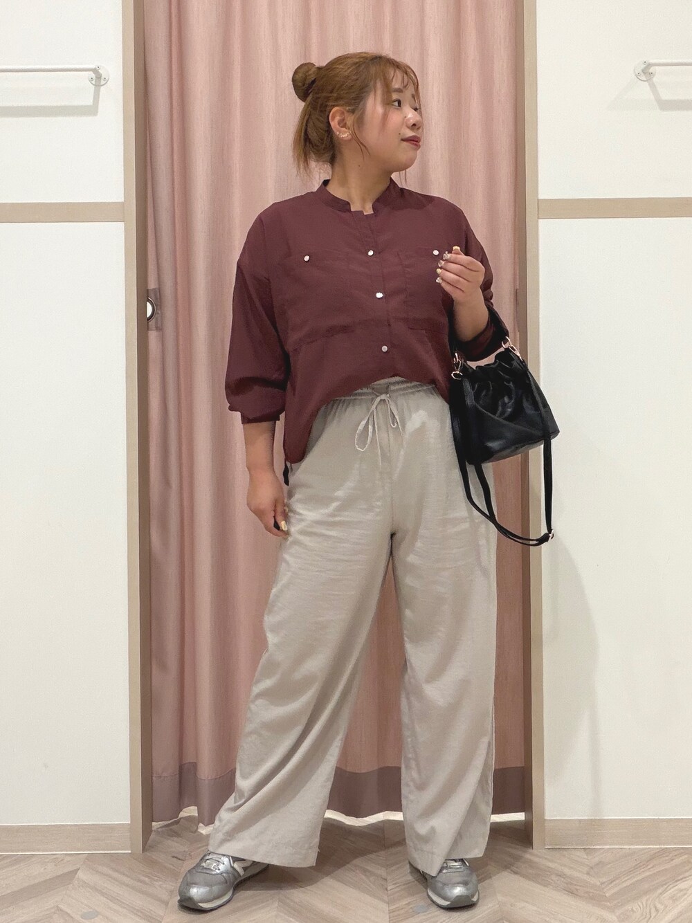 レッド系のシャツ/ブラウス、ベージュ系のその他パンツ、ブラック系のショルダーバッグを着用したレディースの秋コーディネートの1枚目の写真