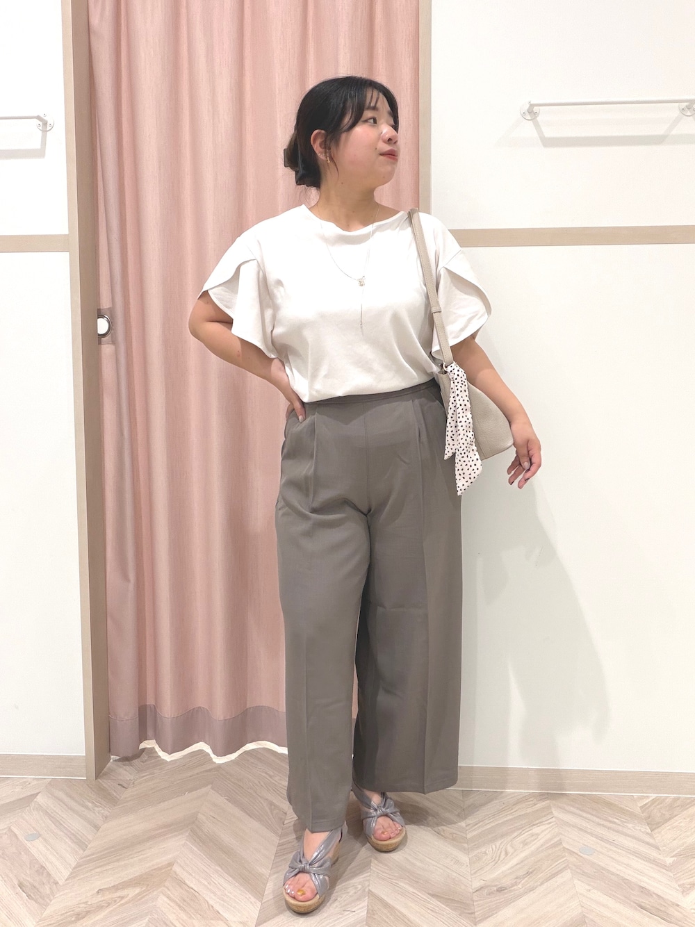 ベージュ系のTシャツ/カットソー、ブラウン系のその他パンツ、ブラウン系のサンダルを着用したレディースの夏コーディネートの1枚目の写真