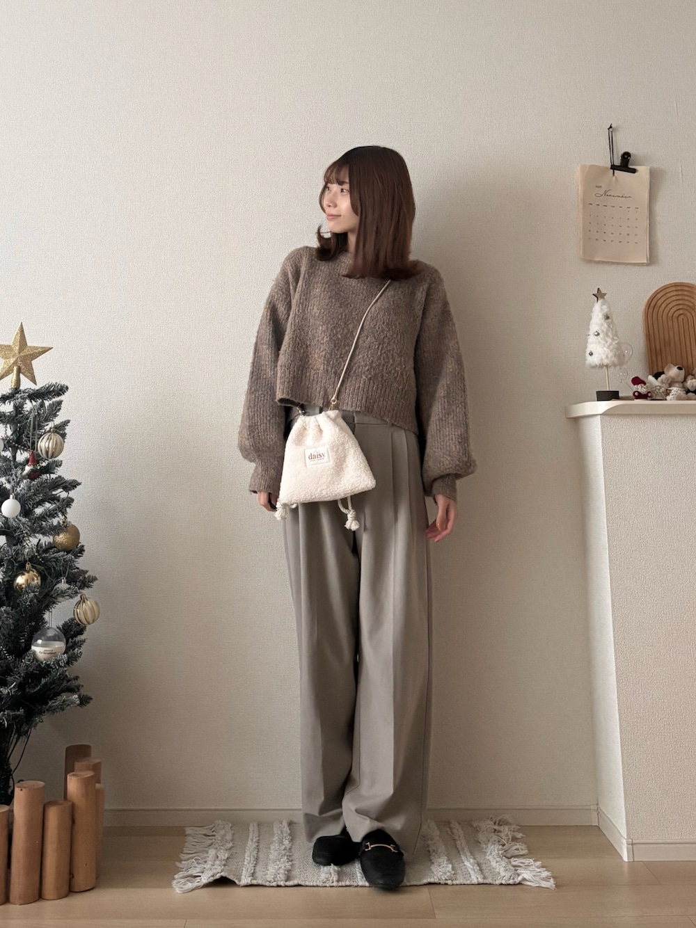 ベージュ系のニット/セーター、ブラック系のローファー、ベージュ系のパンツを着用したレディースの冬コーディネートの1枚目の写真