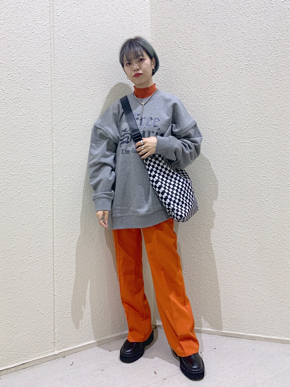「スウェット、ビッグシルエット、ブーツ、カラーパンツ、ストリート、レイヤードスタイル、タートルネック、ショルダーバック、低身長、低身長コーデ、チェック柄に恋してる」｜「PAGEBOYのクラシックスラックス2（スラックス、オレンジ系）」を使った、うえさん（レディース・153cm）の冬コーディネートの1枚目の写真