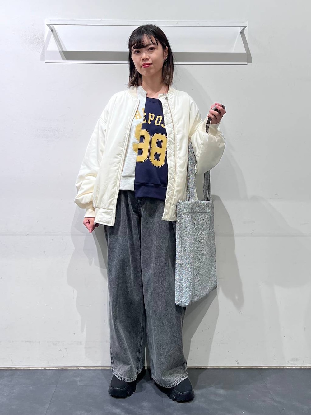 「低身長、個性派、カジュアル、骨格ウェーブ、LAKOLE、デニムパンツ、スウェット、ブルゾン」｜「LAKOLEのラメニットトートバッグ / 111758（トートバッグ、その他）」を使った、うえさん（レディース・153cm）の冬コーディネートの1枚目の写真