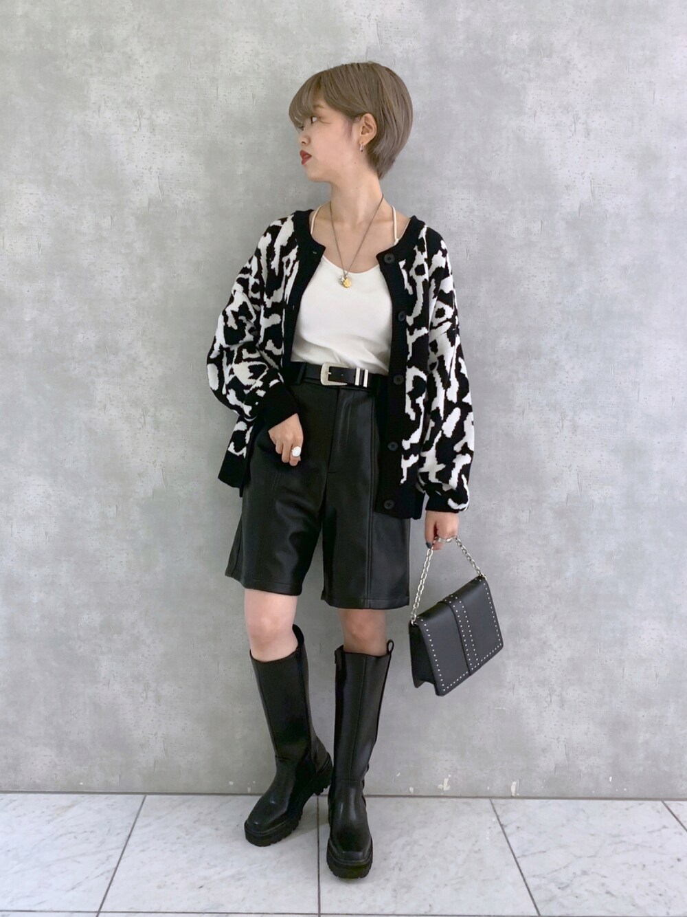 ブラック系のブーツ、ブラック系のショルダーバッグ、ブラック系のその他パンツを着用したレディースの秋コーディネートの1枚目の写真