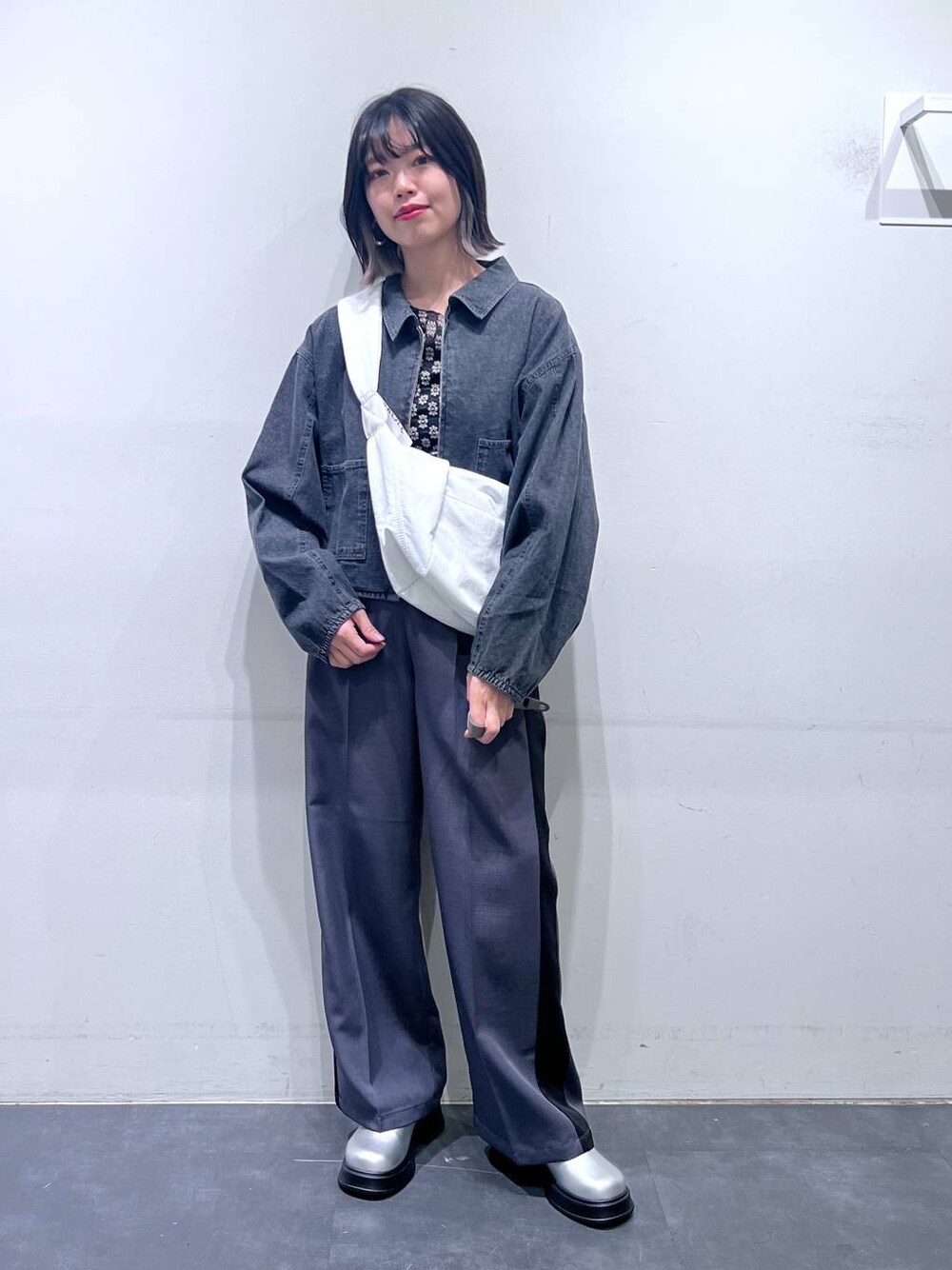 グレー系のデニムジャケット、ブラック系のTシャツ/カットソー、グレー系のその他パンツを着用したレディースの春コーディネートの1枚目の写真