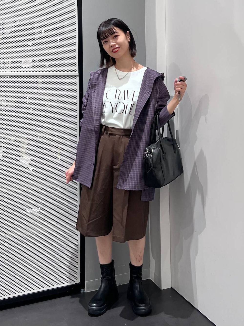 ホワイト系のTシャツ/カットソー、ブルー系のシャツ/ブラウス、ブラウン系のその他パンツを着用したレディースの秋コーディネートの1枚目の写真