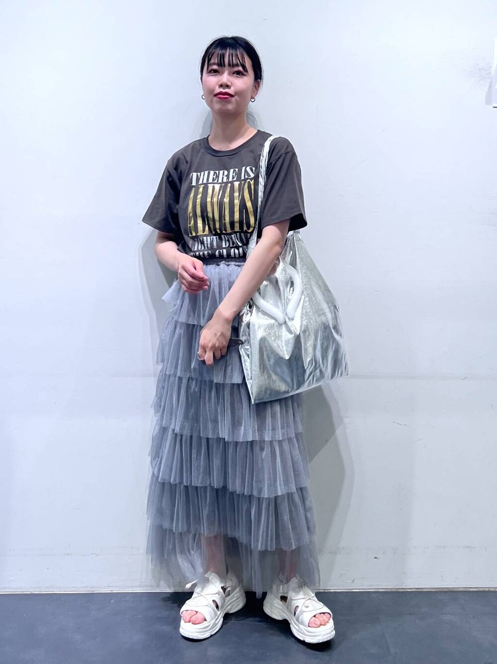 「LAKOLE、低身長、個性派、カジュアル、骨格ウェーブ、サンダル、トートバッグ、Tシャツ」｜「LAKOLEの3パーテーショントートバッグ / 110642（トートバッグ、シルバー系）」を使った、うえさん（レディース・153cm）の春コーディネートの1枚目の写真