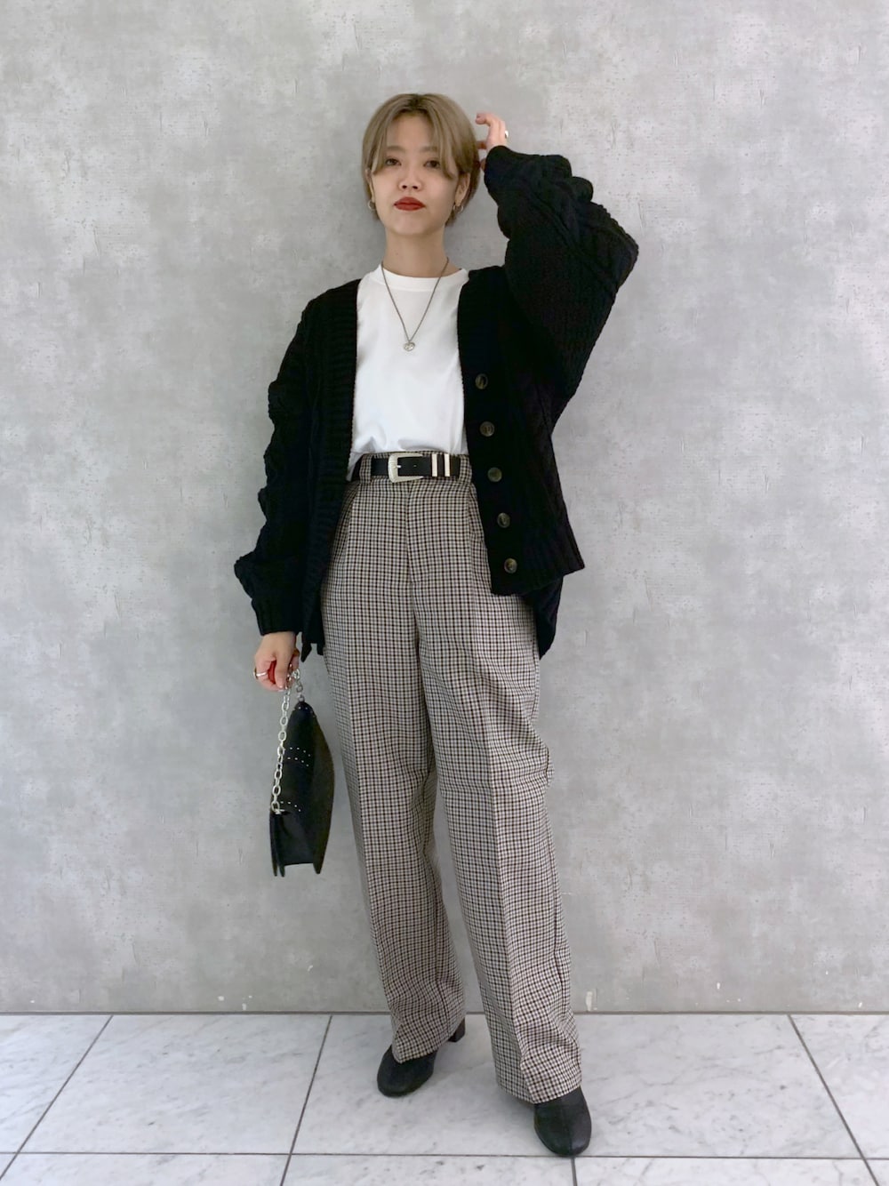 グレー系のその他パンツ、ブラック系のブーツ、ブラック系のショルダーバッグを着用したレディースの秋コーディネートの1枚目の写真