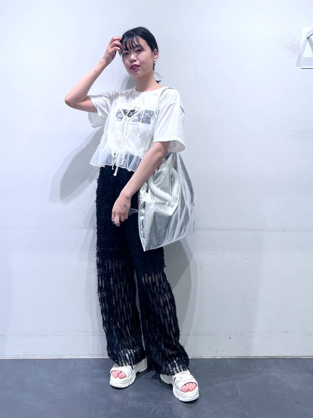 「低身長、個性派、カジュアル、骨格ウェーブ、生活雑貨、サンダル、Tシャツ、キャミソール、ビスチェ、トートバッグ、LAKOLE」｜「LAKOLEの3パーテーショントートバッグ / 110642（トートバッグ、シルバー系）」を使った、うえさん（レディース・153cm）の春コーディネートの1枚目の写真
