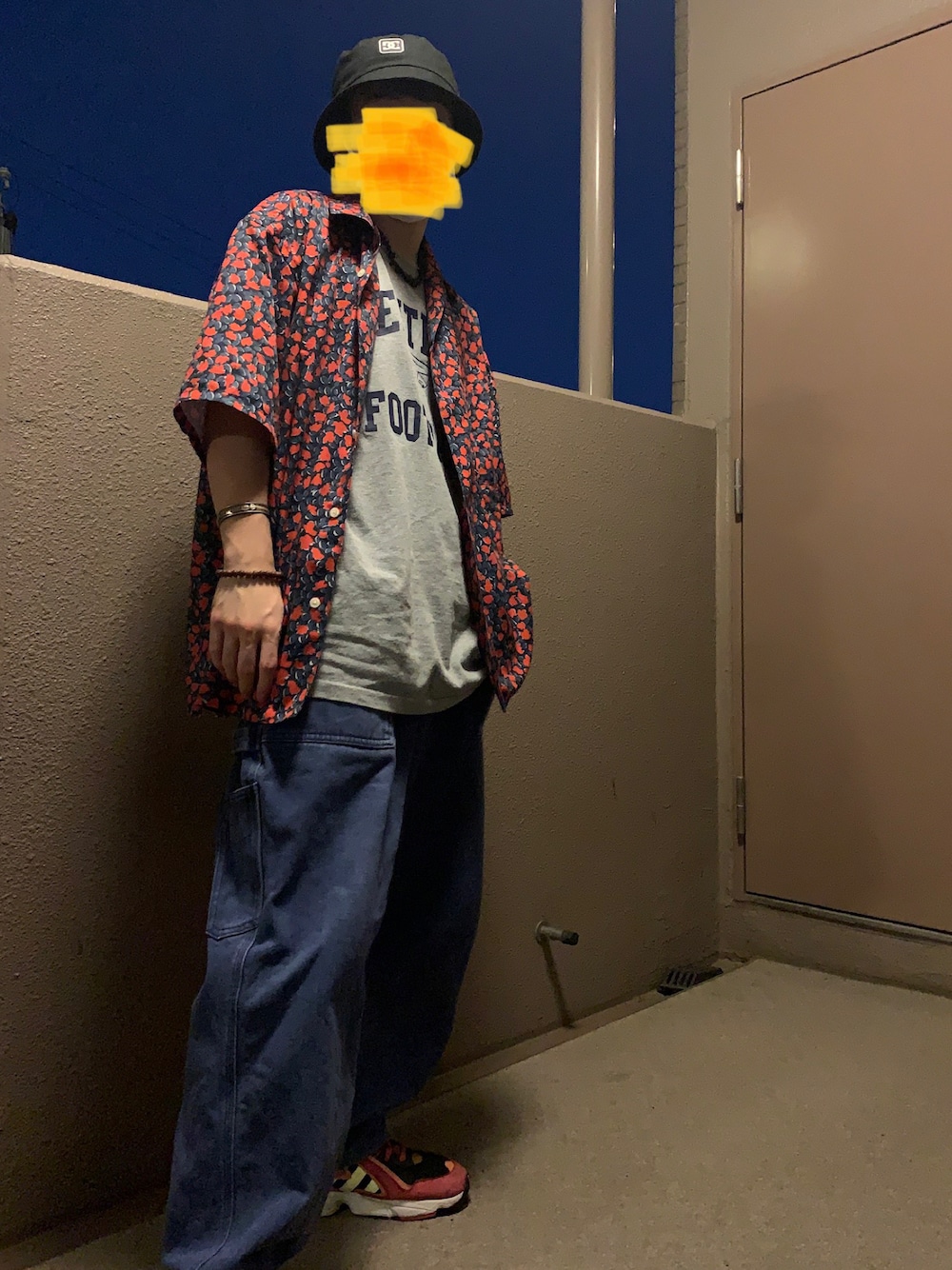 「ストリートMIX、ビッグシルエット、古着MIX、柄シャツ、デニムパンツ、ワイドデニム、ニコアンド(niko and...)、アディダスオリジナルス、古着、スニーカーコーデ、DC SHOES、バケハ、お洒落さんとつながりたい、相互フォロー、ストリート」｜「niko and...の[niko and ...JEANS 2021AW]デニムペインターパンツ（デニムパンツ、ブルー系）」を使った、まつだいさん（メンズ・163cm）の秋コーディネートの1枚目の写真