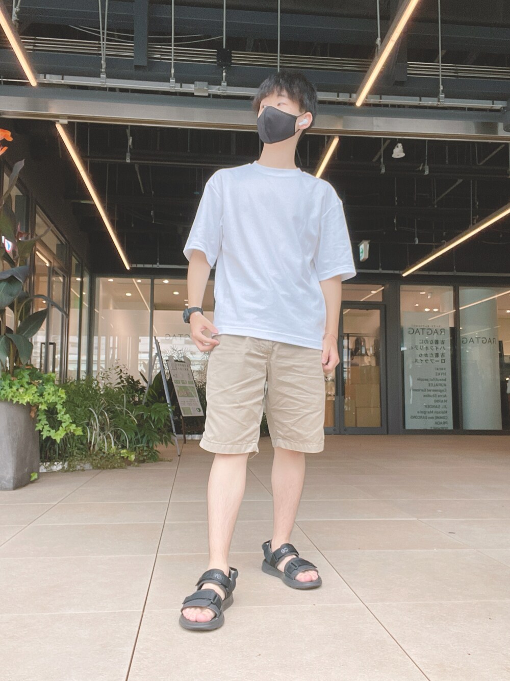 「シンプル、休日スタイル、ゆるコーデ、夏服、おしゃれさんと繋がりたい、リラックススタイル、夏コーデ、メンズコーデ、大人カジュアル」｜「UNIQLOのエアリズムコットンオーバーサイズTシャツ（5分袖）（Tシャツ/カットソー、ホワイト系）」を使った、takumi 타쿠미さん（メンズ・161cm）の夏コーディネートの1枚目の写真