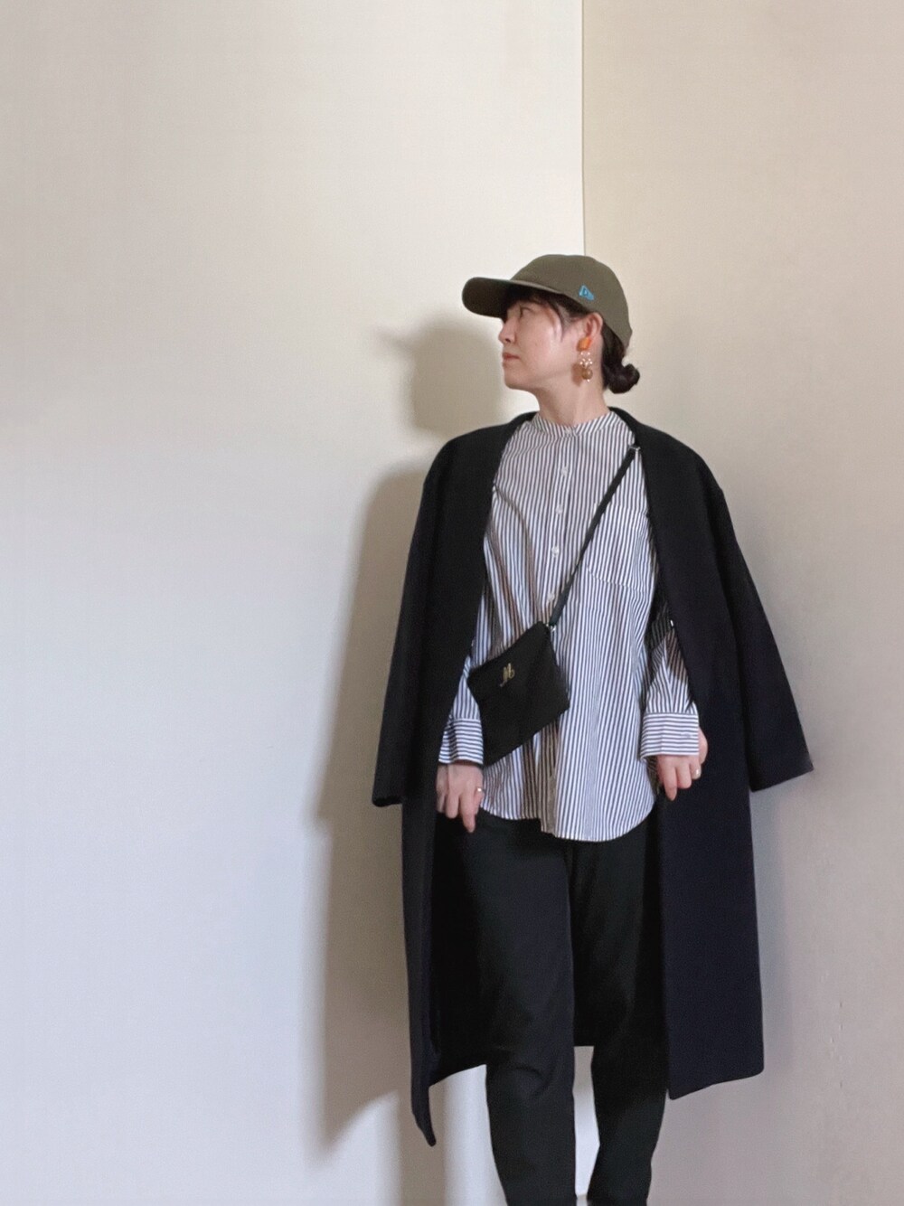 「春のおしゃ見えテクニック、キャップ、シャツスタイル、春コーデ、ボーダー」｜「WWSのアイテム（パンツ、ブラック系）」を使った、mikamoさん（レディース・158cm）の春コーディネートの1枚目の写真