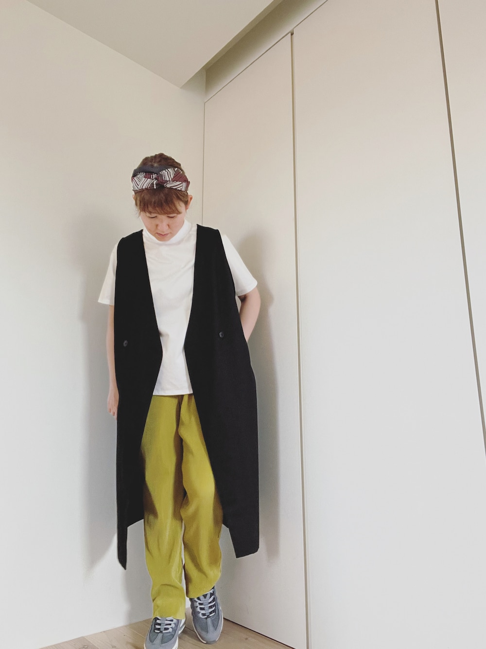 「イエロー、ジレ、ヘアハンド、春コーデ、先生コーデ、オトナカジュアル、センセイカプセル、ベスト、カラーパンツ」｜「UNITED TOKYOのプレーティングパレスT（Tシャツ/カットソー、ホワイト系）」を使った、mikamoさん（レディース・158cm）の春コーディネートの1枚目の写真