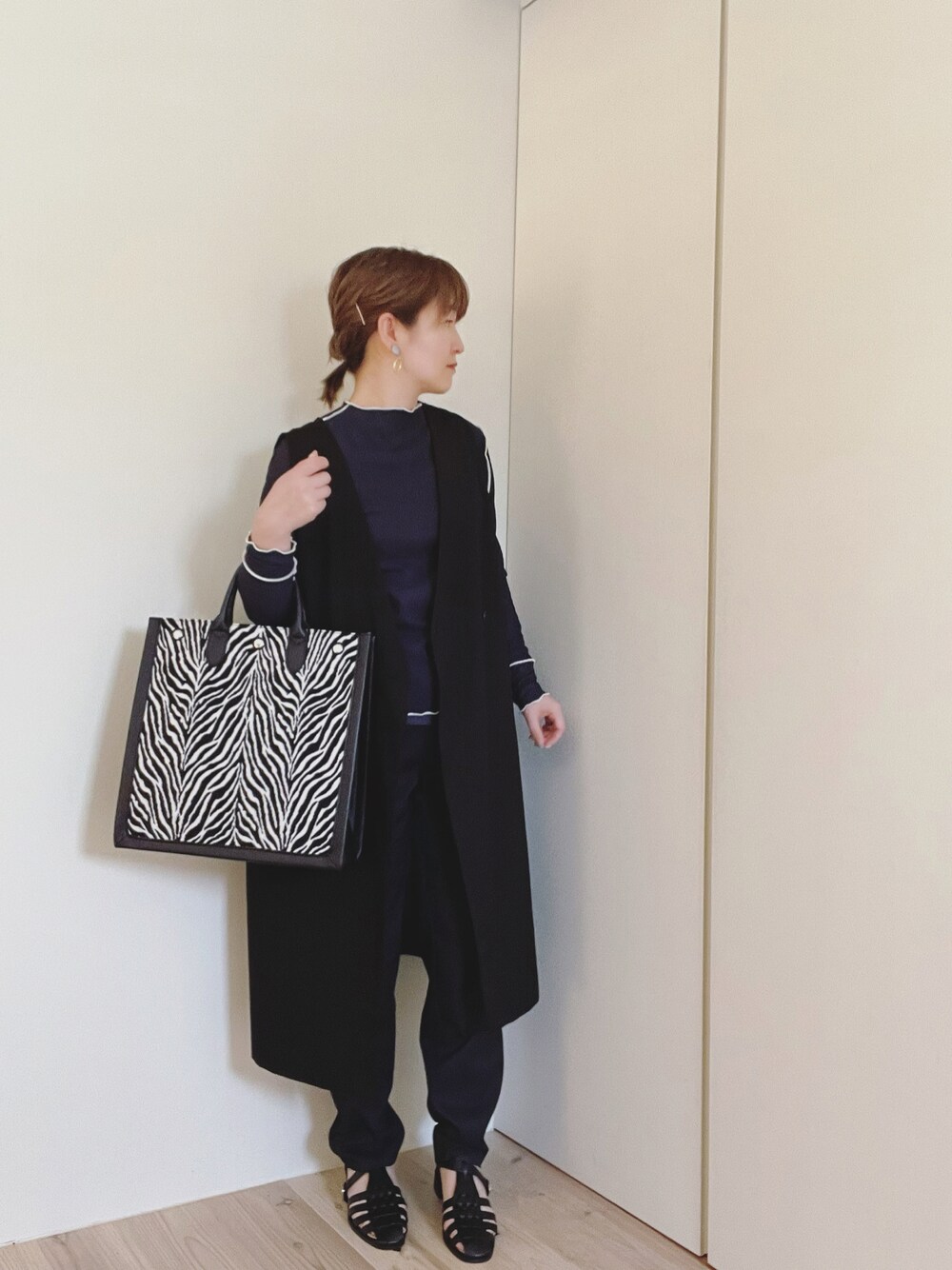 「ごきげんウィーク、ゼブラ柄、プチプラ、ジレ、グルカサンダル、メロウトップス」｜「WWSの＜WWS＞ストレートパンツ（その他パンツ、ブラック系）」を使った、mikamoさん（レディース・158cm）の春コーディネートの1枚目の写真