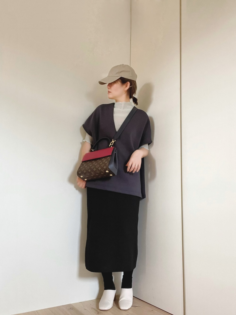 「ビッグシルエット、ベスト、シアートップス、キャップ、ルイヴィトン、ミントグリーン」｜「Futier landのスーパーストレッチタイトスカート（スカート、ブラック系）」を使った、mikamoさん（レディース・158cm）の春コーディネートの1枚目の写真