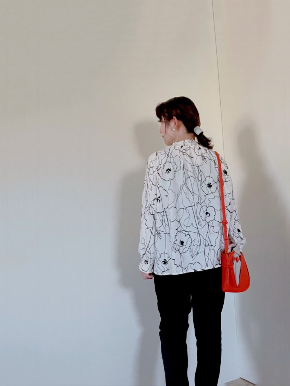 「センセイカプセル、ポニーフック、ブラウス、お洒落さんとつながりたい、柄シャツ、モノトーン」｜「WWSの＜WWS＞ストレートパンツ（その他パンツ、ブルー系）」を使った、mikamoさん（レディース・158cm）の夏コーディネートの1枚目の写真