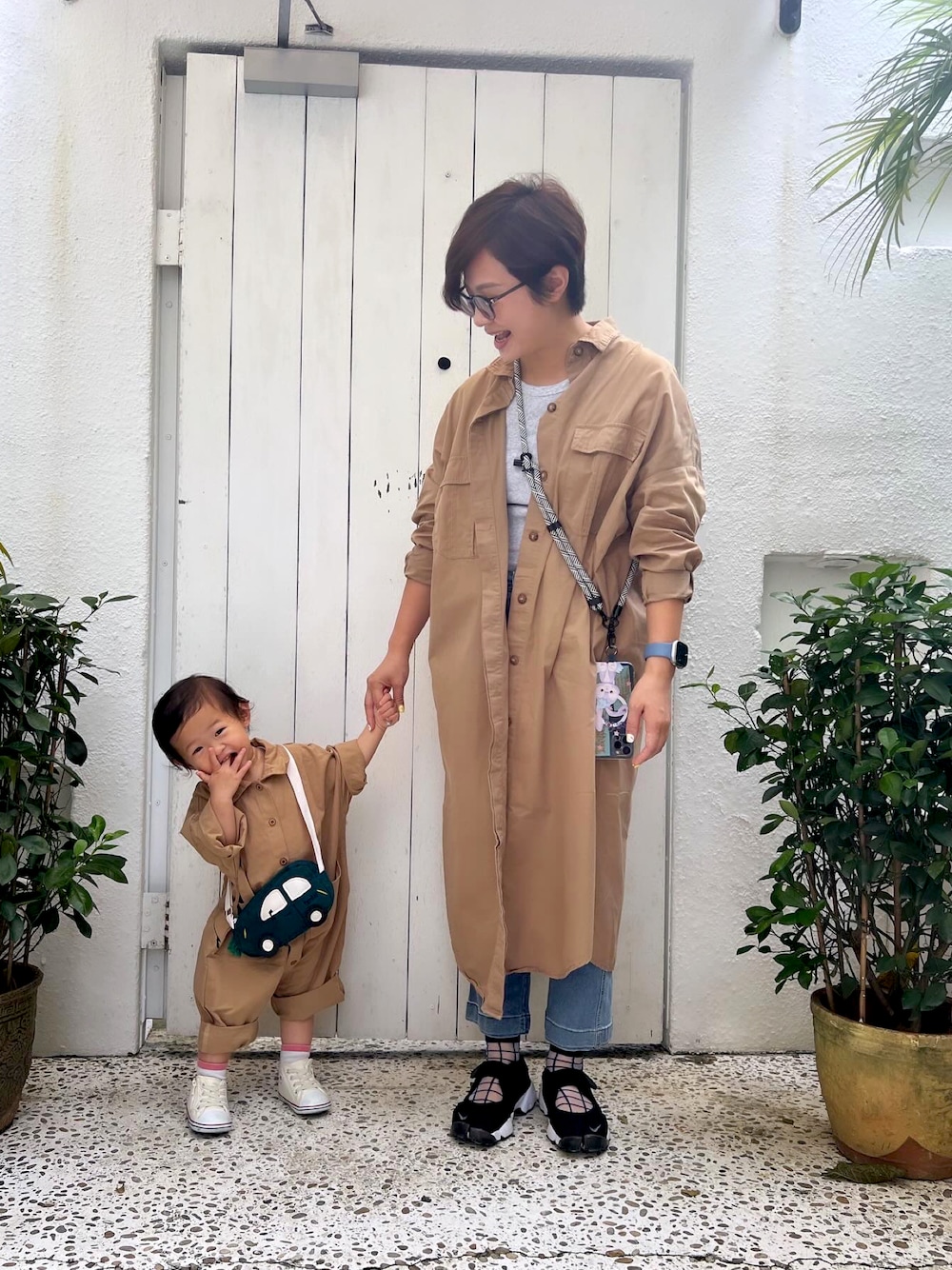 「親子でおそろい、親子ショット、親子おそろい、親子お揃い、親子ペア、親子デート、秋のコーデ、秋服、秋色、秋カラー、シンプル、キレイめ、BROWN、ユニクロコーデ」｜「ZARAのアイテム（ピーコート、ブラウン系）」を使った、Cathy Ruanさん（レディース・162cm）の秋コーディネートの1枚目の写真
