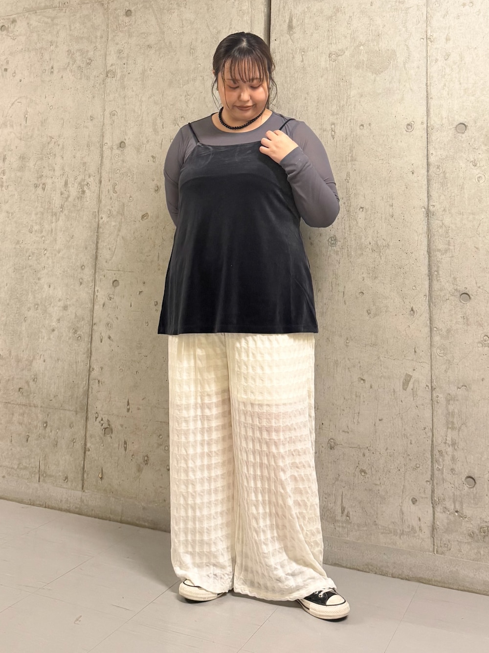 グレー系のTシャツ/カットソー、ホワイト系のその他パンツを着用したレディースの秋コーディネートの1枚目の写真