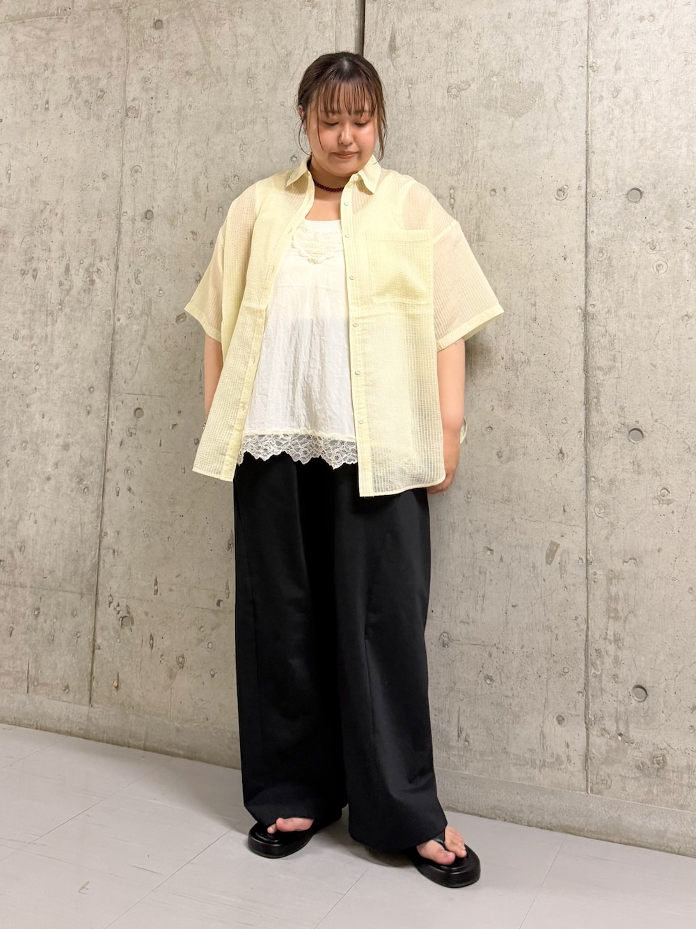 イエロー系のシャツ/ブラウス、ホワイト系のキャミソール、ブラック系のその他パンツを着用したレディースの夏コーディネートの1枚目の写真