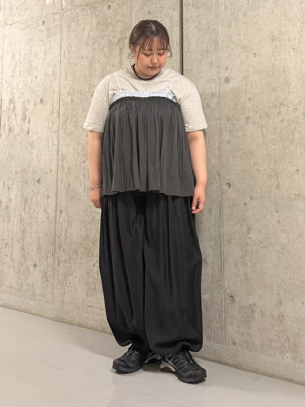 グレー系のその他トップス、ブラック系のその他パンツ、その他のTシャツ/カットソーを着用したレディースの春コーディネートの1枚目の写真