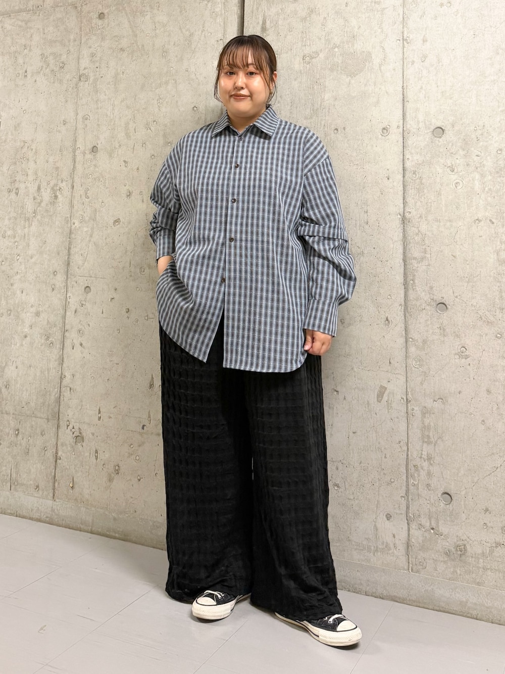 ブラック系のその他パンツ、ブルー系のシャツ/ブラウスを着用したレディースの秋コーディネートの1枚目の写真