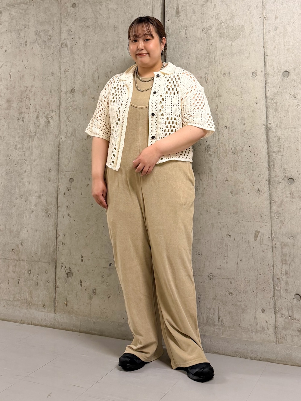 ホワイト系のニット/セーター、ベージュ系のその他パンツを着用したレディースの春コーディネートの1枚目の写真