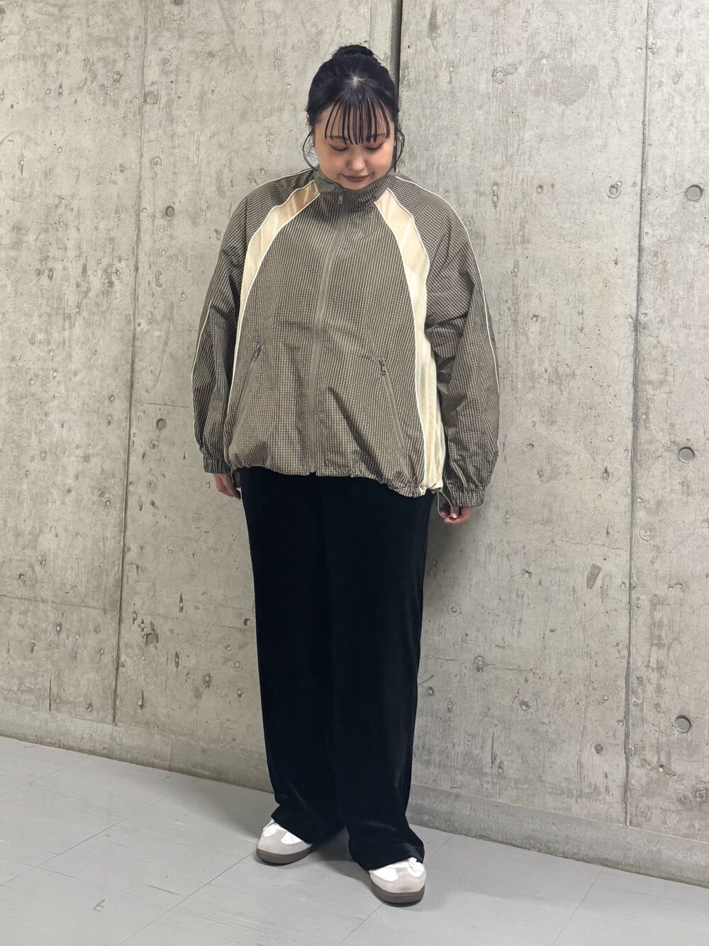 グリーン系のブルゾン、ブラック系のその他パンツを着用したレディースの秋コーディネートの1枚目の写真