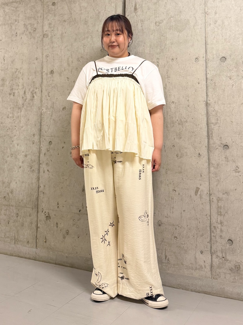ホワイト系のその他トップス、ホワイト系のその他パンツを着用したレディースの春コーディネートの1枚目の写真