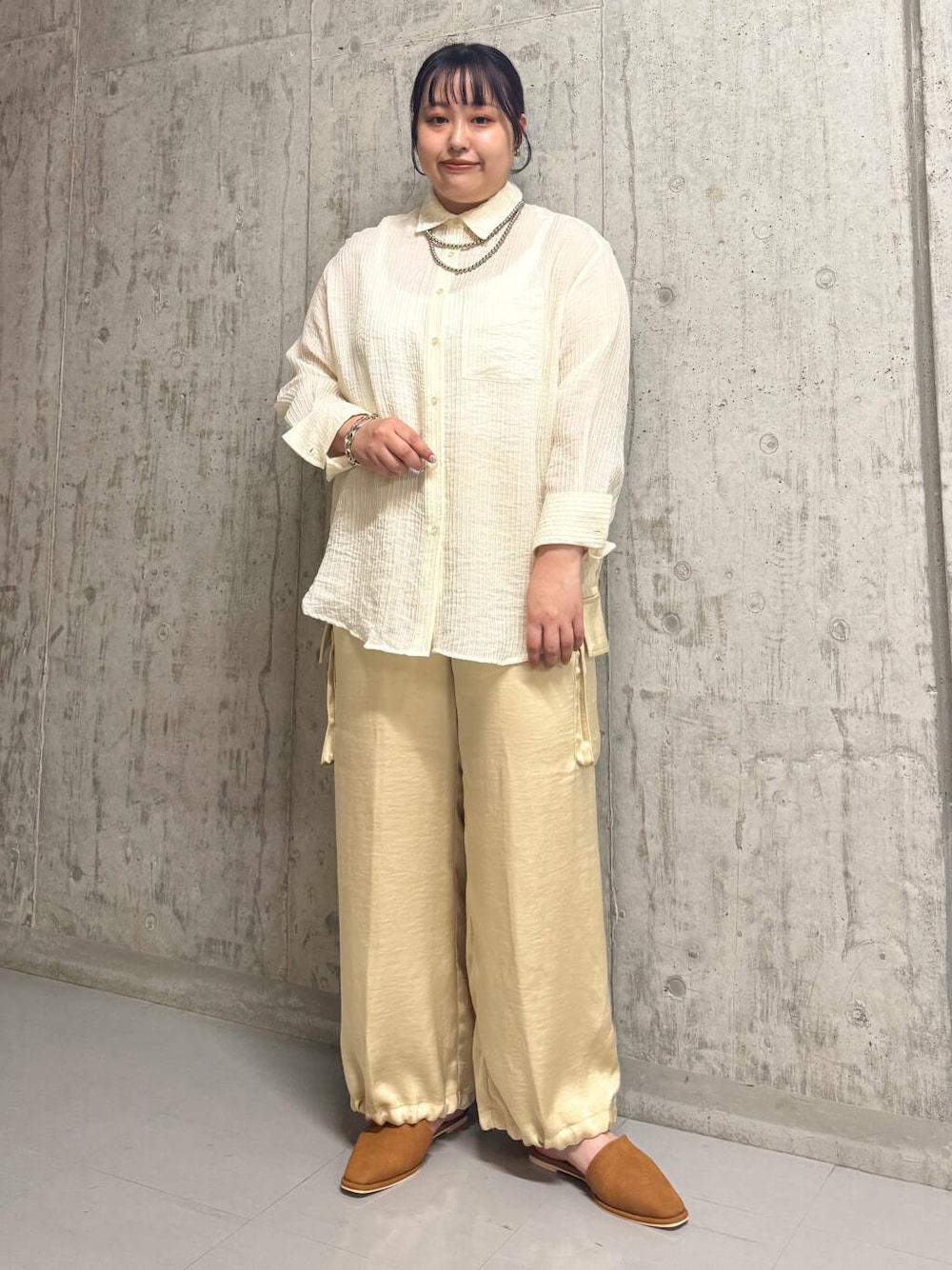 「シャツ、大人カジュアル、ストライプシャツ、カジュアル、オーバーサイズ、カーゴパンツ、kbf_ootd、KBF、フラットシューズ、ストライプ、パンツ、シアー、スエード、夏コーデ、夏」｜「KBFのサテンカーゴパンツ（その他パンツ、ベージュ系）」を使った、sakaiさん（レディース・158cm）の春コーディネートの1枚目の写真