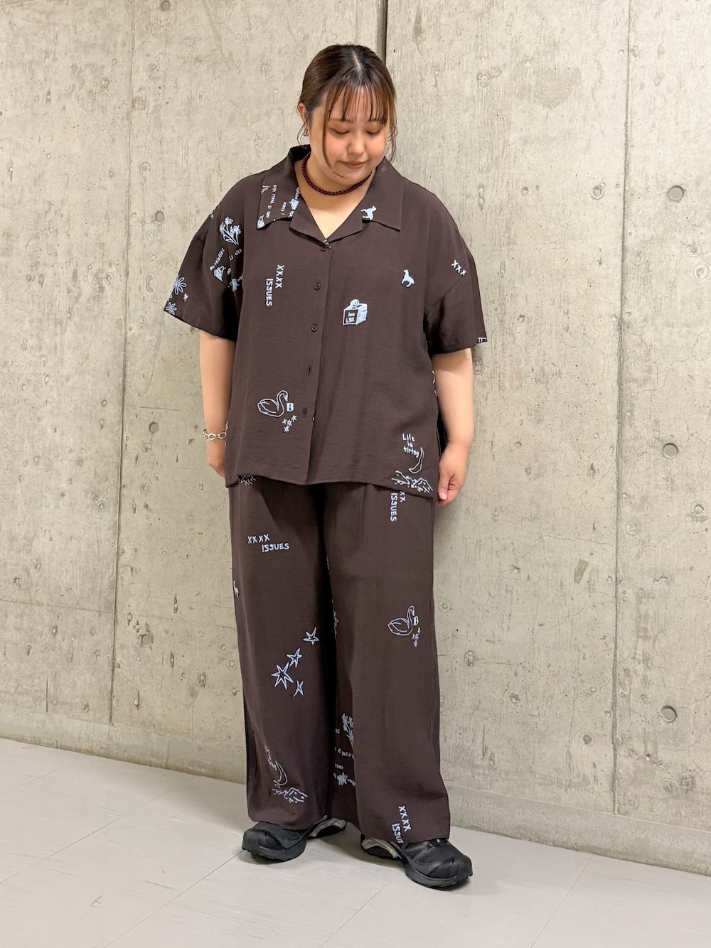 ブラウン系のシャツ/ブラウス、ブラウン系のその他パンツを着用したレディースの春コーディネートの1枚目の写真