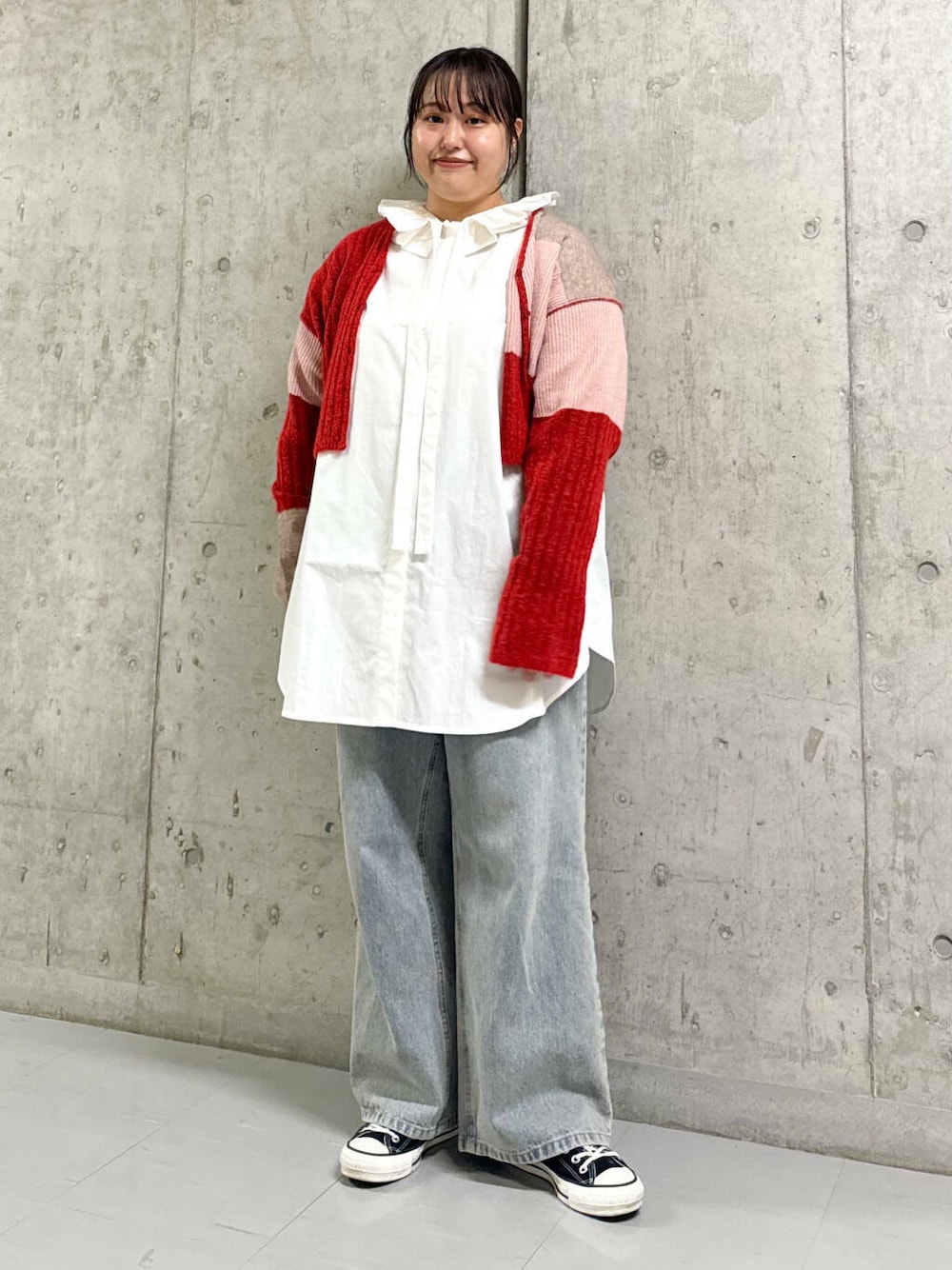 ホワイト系のワンピース、レッド系のニット/セーター、ブルー系のデニムパンツを着用したレディースの秋コーディネートの1枚目の写真