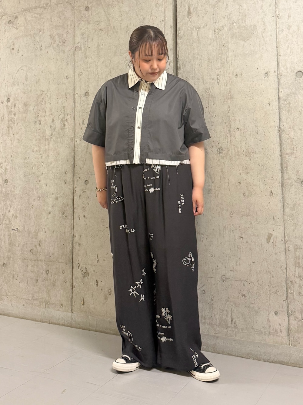 グレー系のその他パンツ、グレー系のシャツ/ブラウスを着用したレディースの春コーディネートの1枚目の写真