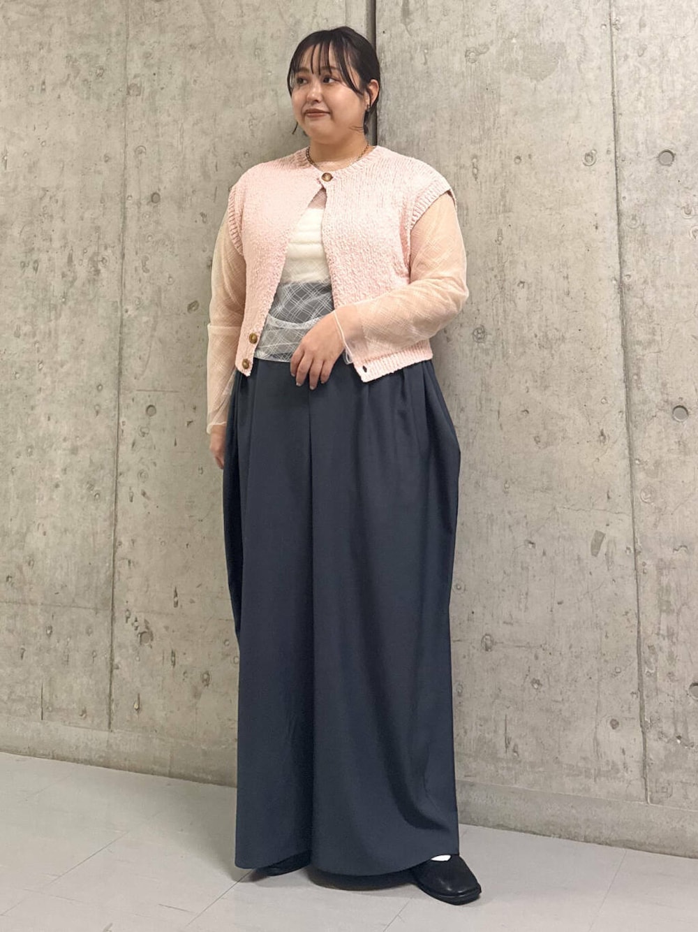 ブラック系のバレエシューズ、グレー系のその他パンツ、ホワイト系のTシャツ/カットソーを着用したレディースの春コーディネートの1枚目の写真