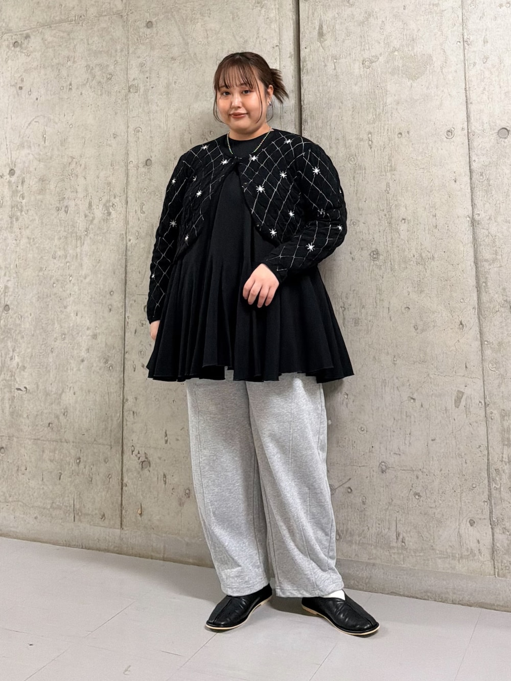 ブラック系のニット/セーター、ブラック系のワンピース、グレー系のその他パンツを着用したレディースの冬コーディネートの1枚目の写真