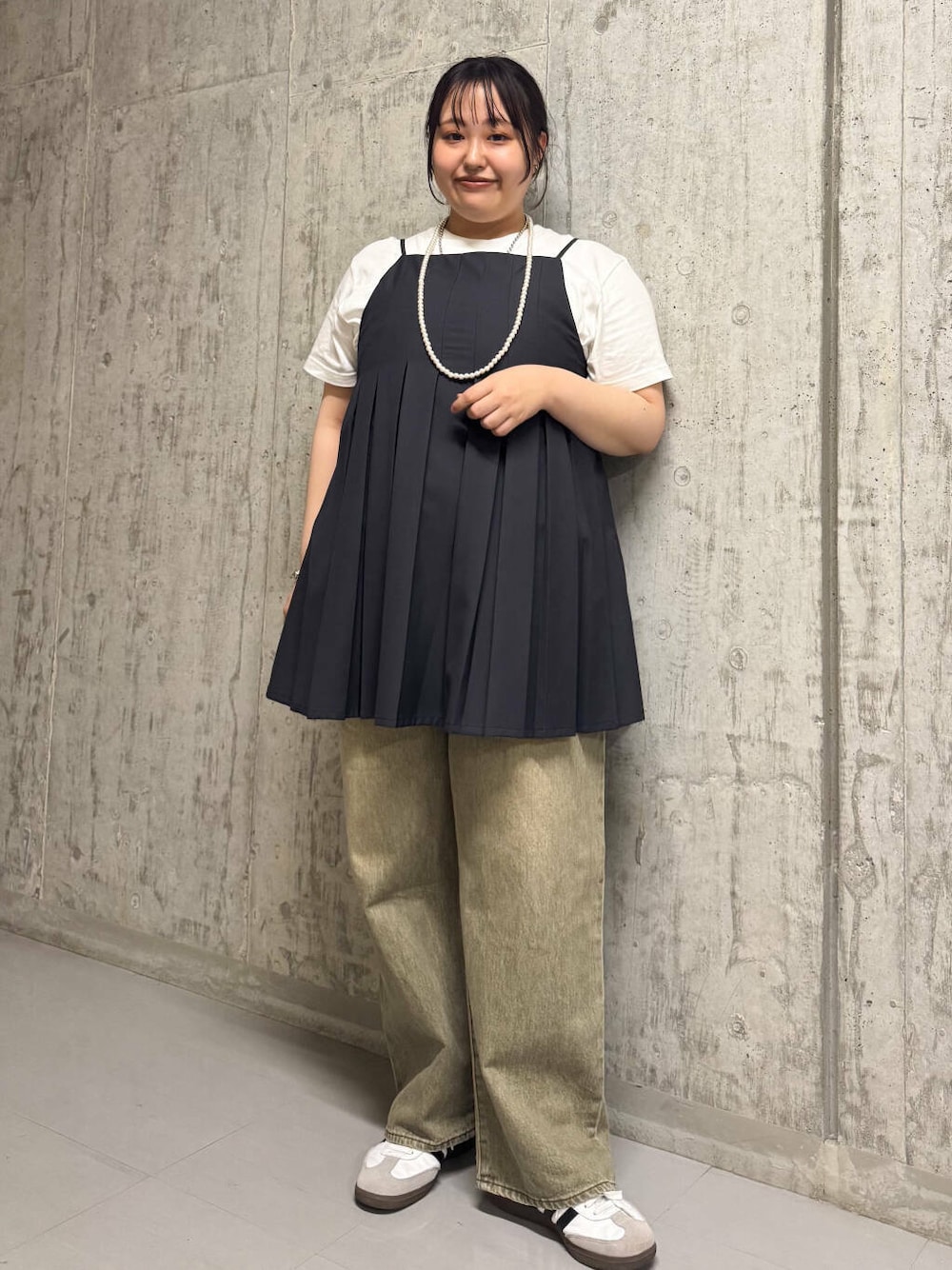 「ワンピース、キャミワンピース、大人カジュアル、デニム、カジュアル、Tシャツ、オーバーサイズ、kbf_ootd、KBF、夏コーデ、夏、デニムコーデ、プリーツ、プリーツワンピース、ワンピースコーデ」｜「KBFのタックプリーツミニワンピース（ワンピース、グレー系）」を使った、sakaiさん（レディース・158cm）の夏コーディネートの1枚目の写真