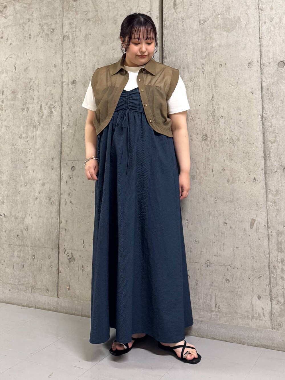 ブルー系のワンピース、ブラック系のサンダル、ブラウン系のシャツ/ブラウスを着用したレディースの夏コーディネートの1枚目の写真