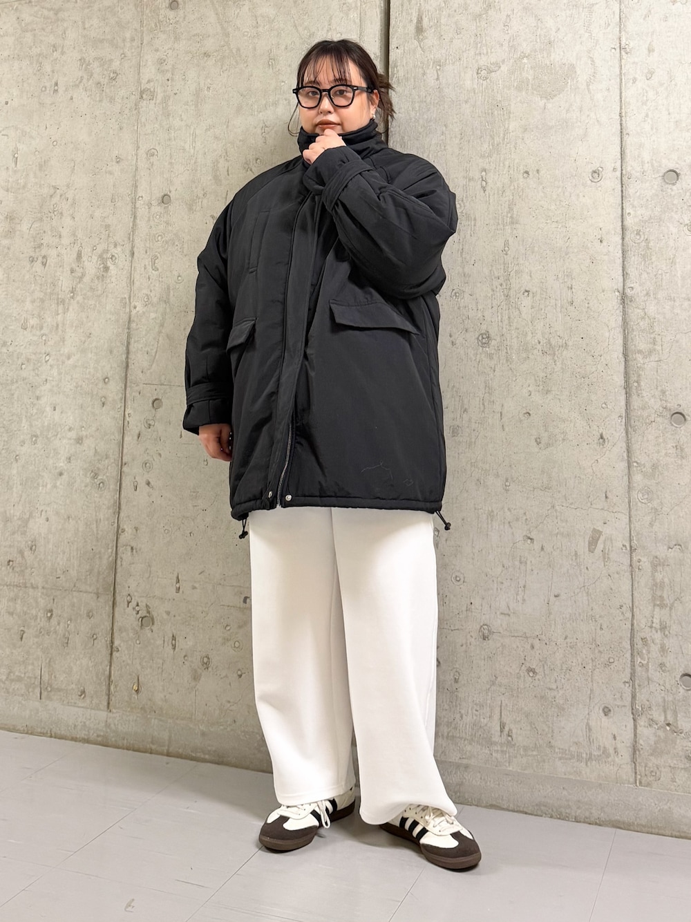 ホワイト系のその他パンツ、ブラック系のダウンジャケット/コート、ブラック系のメガネを着用したレディースの冬コーディネートの1枚目の写真