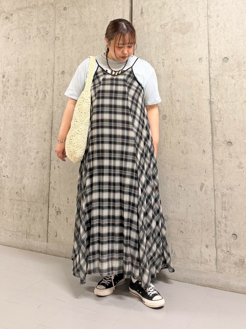 その他のTシャツ/カットソー、ブラック系のワンピース、ホワイト系のショルダーバッグを着用したレディースの夏コーディネートの1枚目の写真