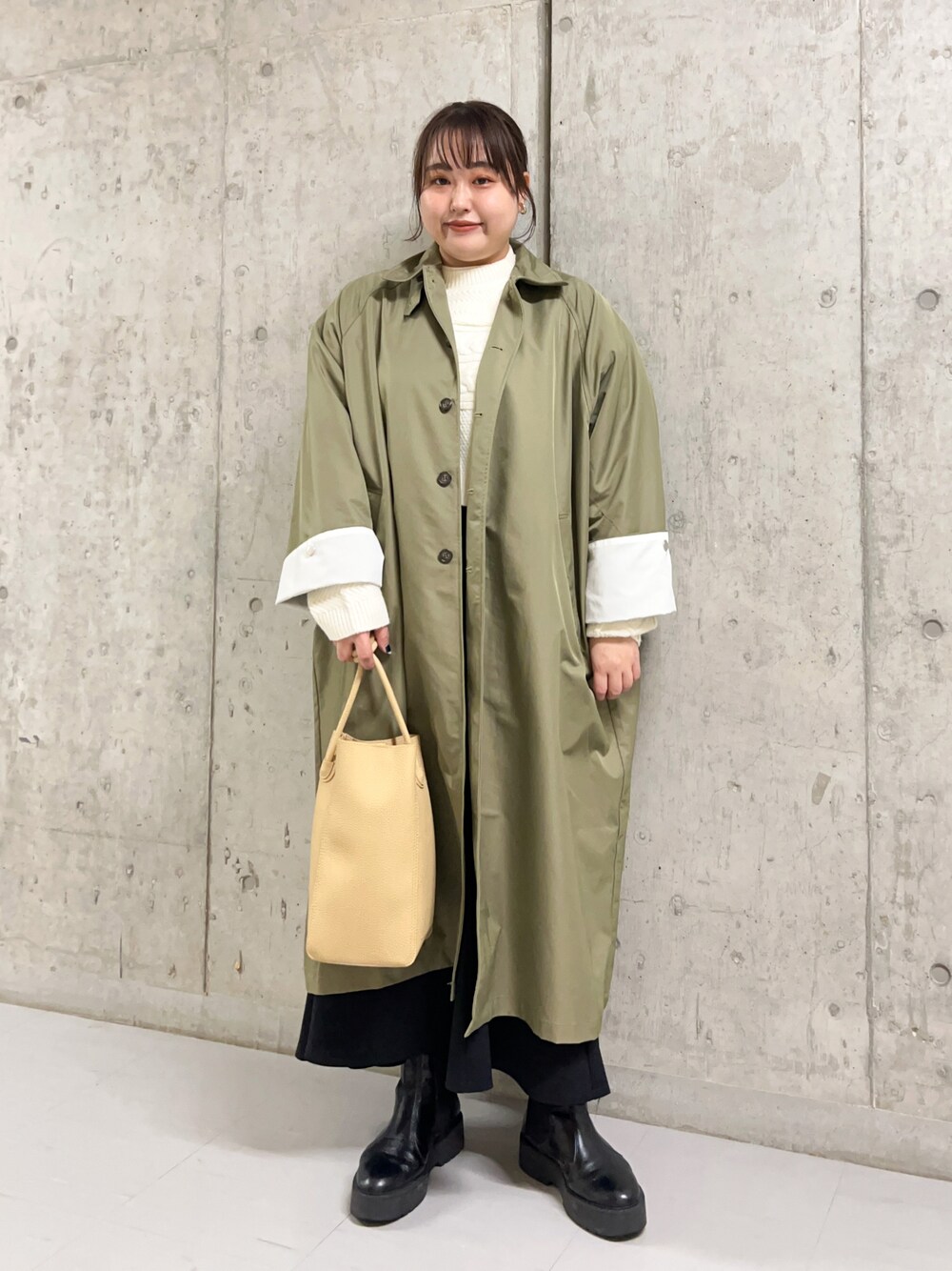 「休日コーデ、おでかけコーデ、ootd、春コーデ、春、カジュアル、大人カジュアル、オーバーサイズ、ニット、ステンカラーコート、ゆるコーデ、きれいめカジュアル、ロングコート、ケーブルニット、白ニット」｜「KBFのソフトチューブBAG（ショルダーバッグ、ベージュ系）」を使った、sakaiさん（レディース・158cm）の冬コーディネートの1枚目の写真