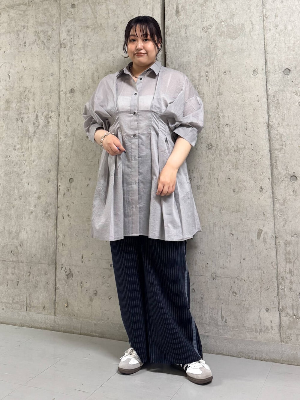 「ワンピース、大人カジュアル、カジュアル、オーバーサイズ、イージーパンツ、kbf_ootd、KBF、ストライプ、パンツ、シアー、ストライプパンツ、夏コーデ、夏、ワンピースコーデ」｜「KBFのストライプラインイージーパンツ（その他パンツ、ブルー系）」を使った、sakaiさん（レディース・158cm）の夏コーディネートの1枚目の写真